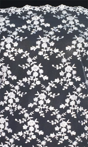 Gyöngyözött apró virágos csipke